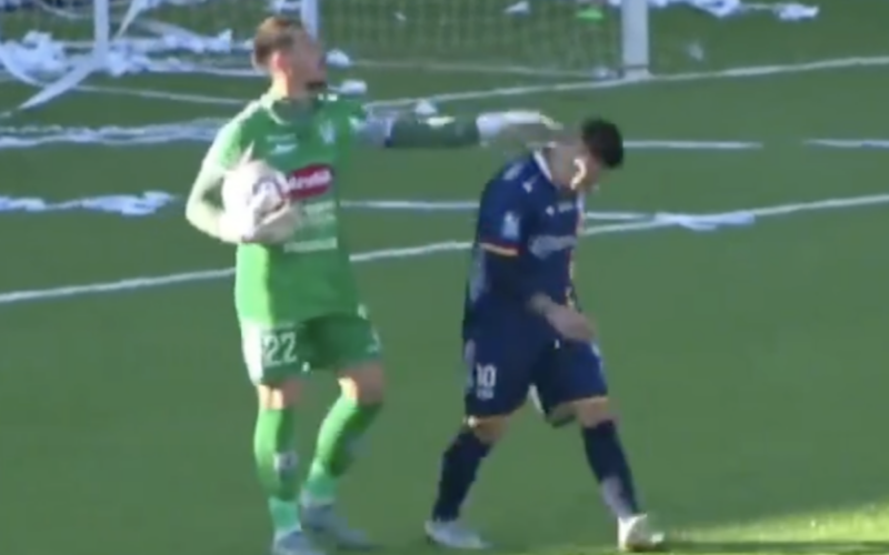 Darío Melo dándole un manotazo a un rival.